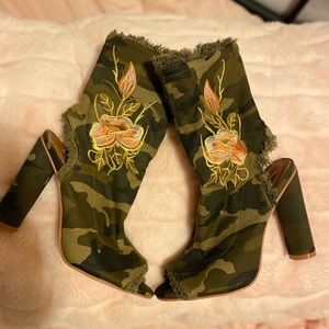 Camouflage Heeled Boot with embroidered flowers.